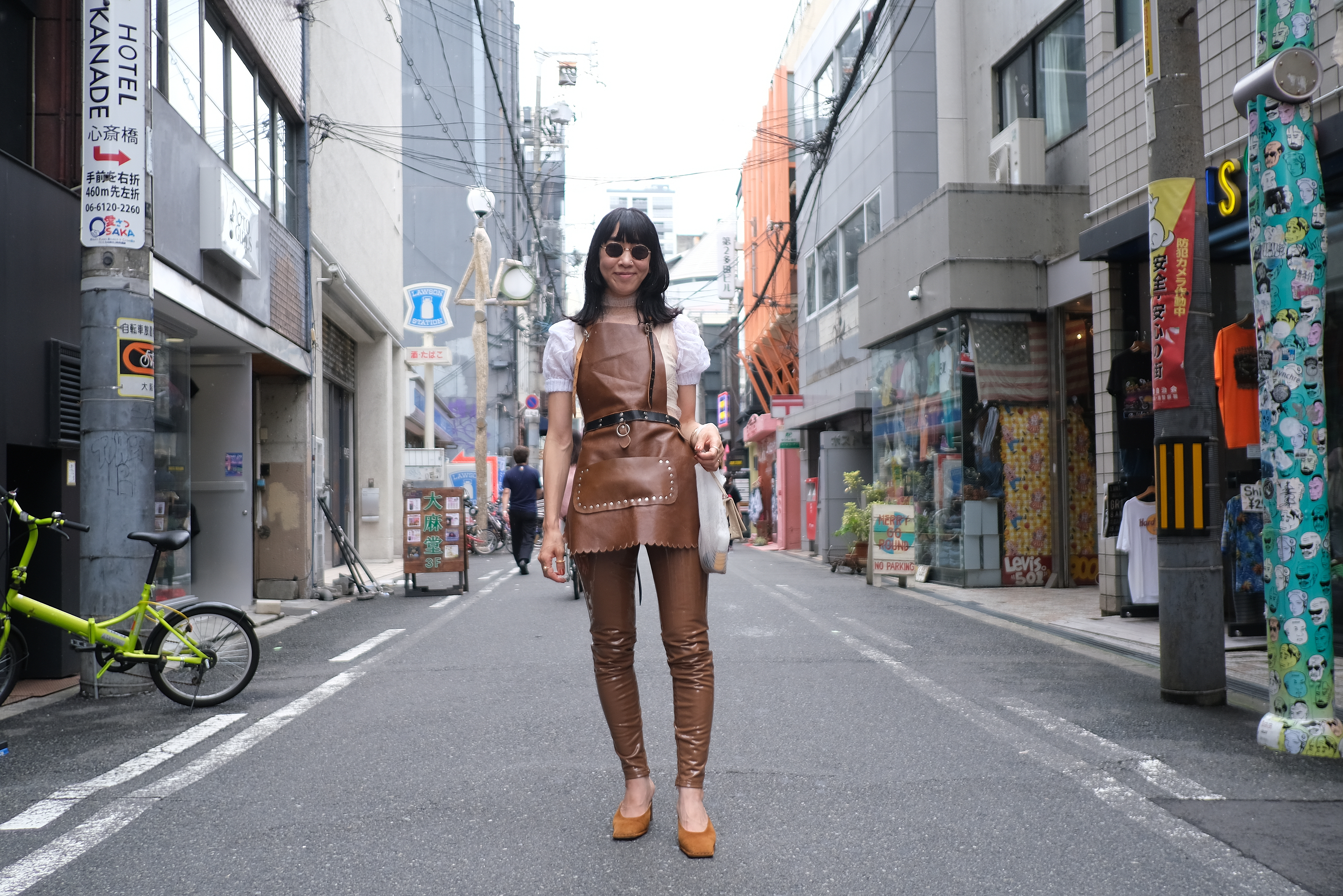 レザーエプロンを主役に、 素材ミックスで作る個性派ワントーンコーデ