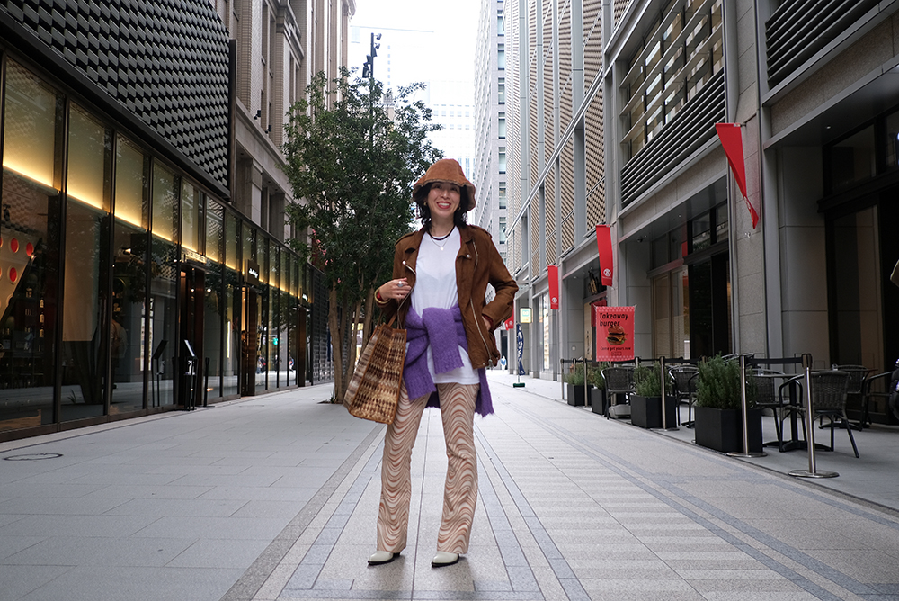 こなれ感あるブラウンの定番レザージャケットに、 パステルの差し色で