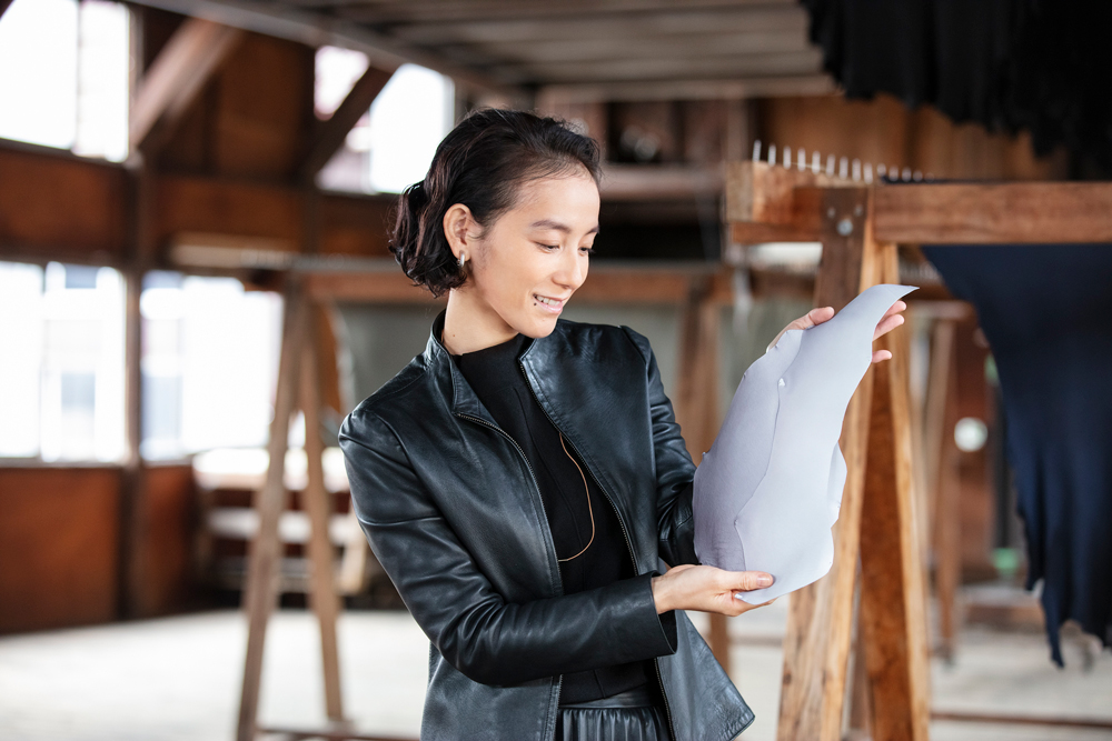 篠原ともえと熟練の革職人が描く、水墨画のような美しいグラデーション。 - STORY - 革きゅん