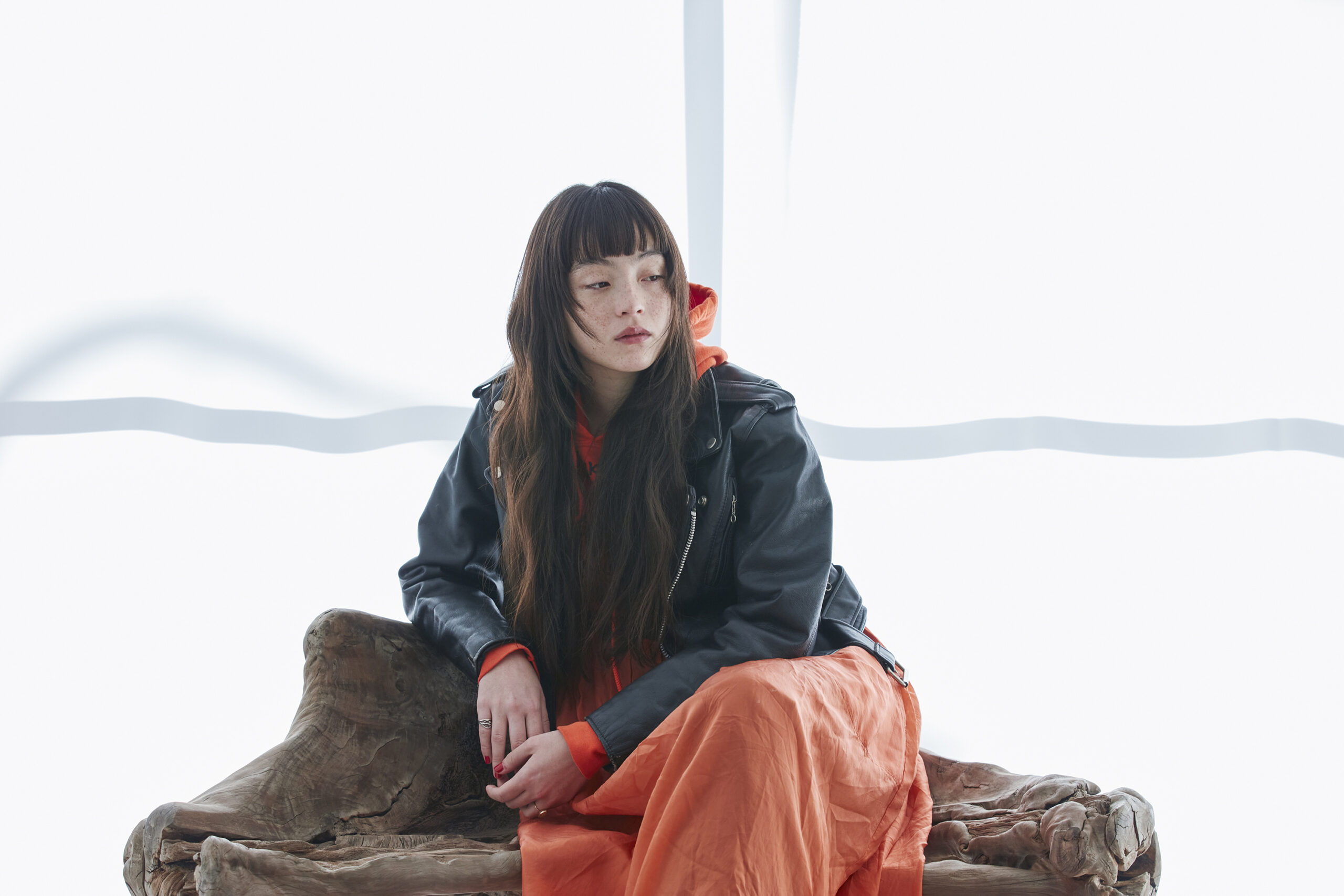 新しい自分になれる、モトーラ世理奈のレザージャケット。 - INTERVIW 