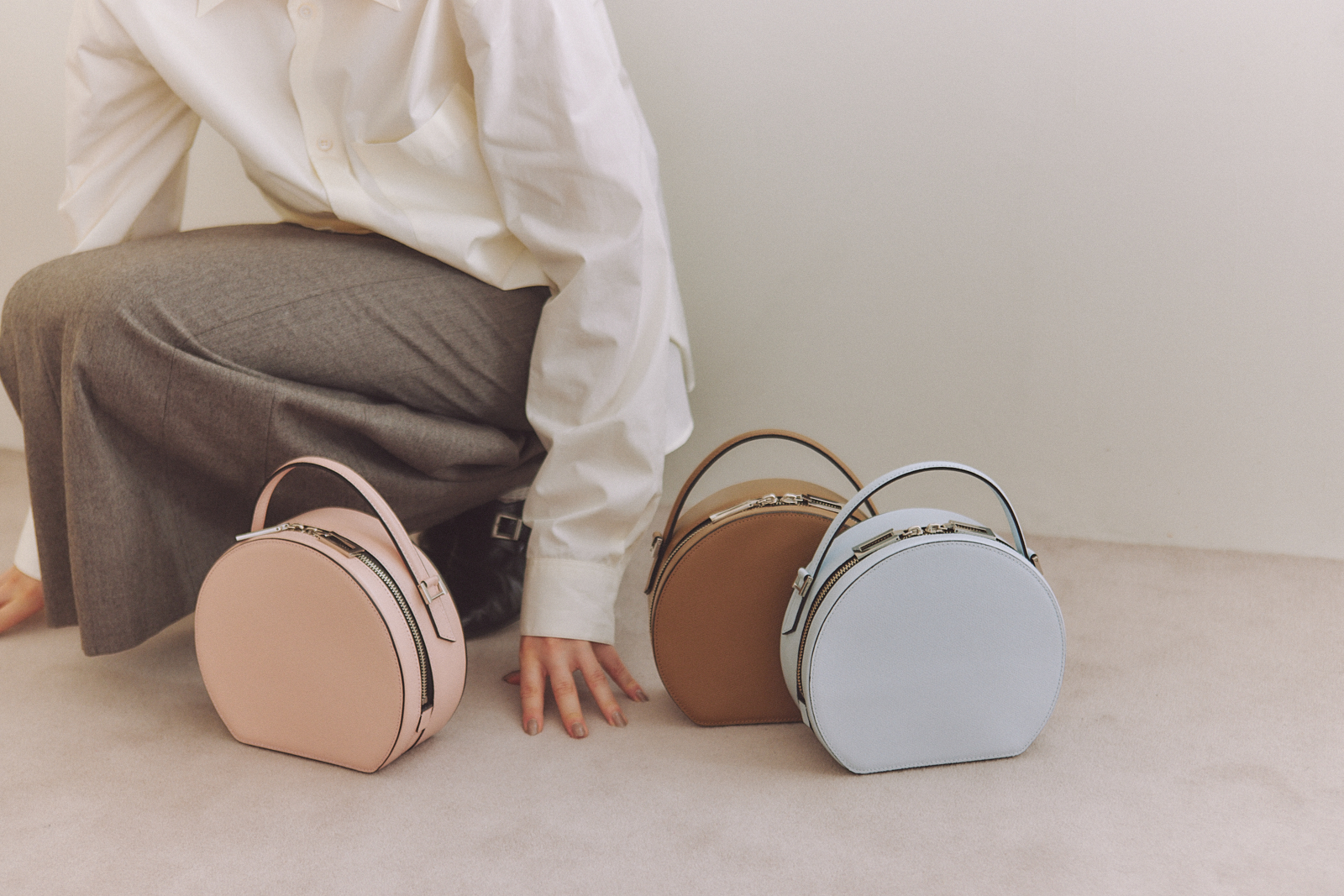 レザーのミニバッグを、シーンごとに使い分けて。 - 革きゅん